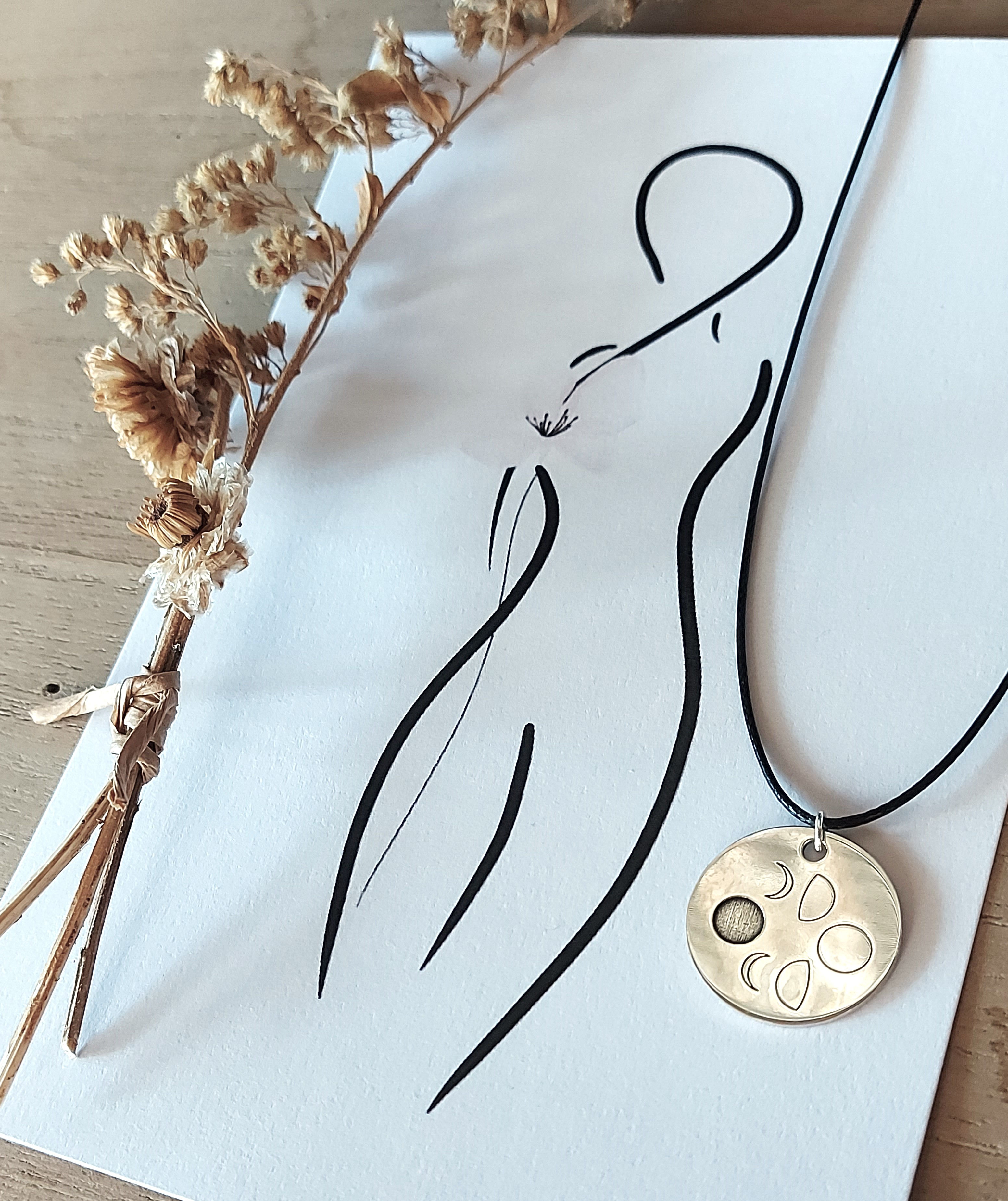 שרשרת חריטה איור אישה - מחזור לבנה