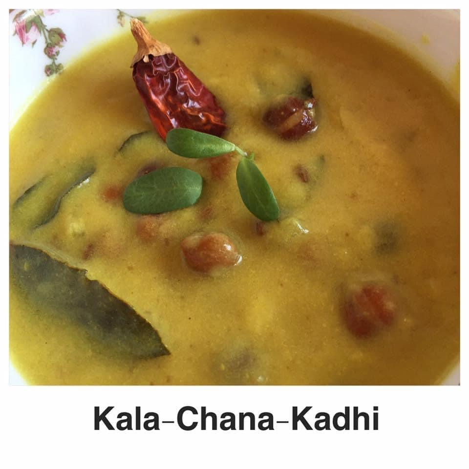 Kala Chana Kadhi avec Khichdi aux légumes