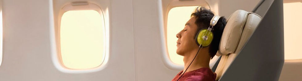 Hombre con audífonos escuchando musica en un avion