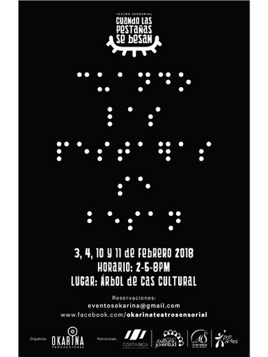  Afiche promocional de “Cuando las Pestañas se Besan - Teatro Sensorial”, de fondo negro y letras blancas. Con la información de las fechas, horas y lugar en que se presentó, así como la información de contacto. Tiene el nombre de la obra en braille. 