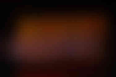 Geschmolzenes Metall tropft in Schalen