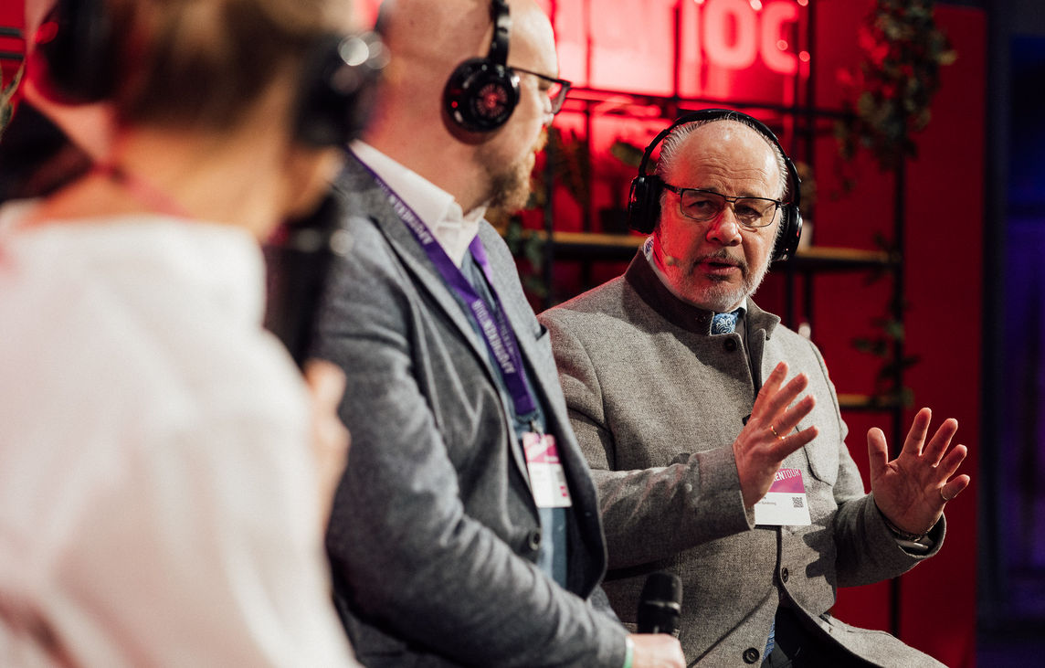 Zwei Männer im Gespräch, während Silent‑Conference Session