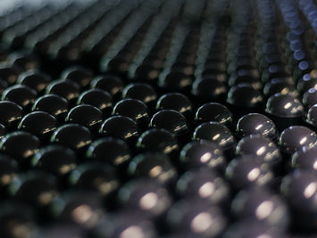 Eine große Anzahl kugelförmiger Sintermetallteile