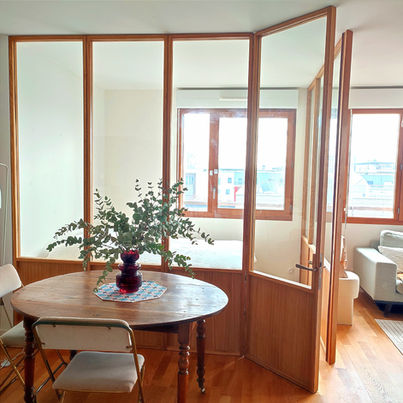 Verrière en chêne massif, avec une porte invisible.