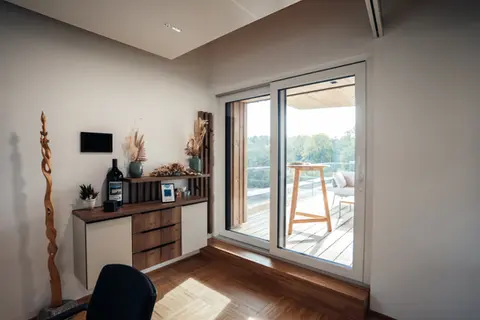 Moderner Aufenthaltsbereich im Büro für Meetings und Pausen.