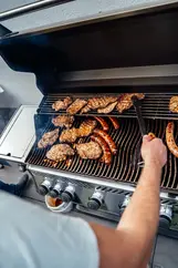 Teamaktivität beim gemeinsamen Grillen als Teil der Unternehmenskultur von Welatech.
