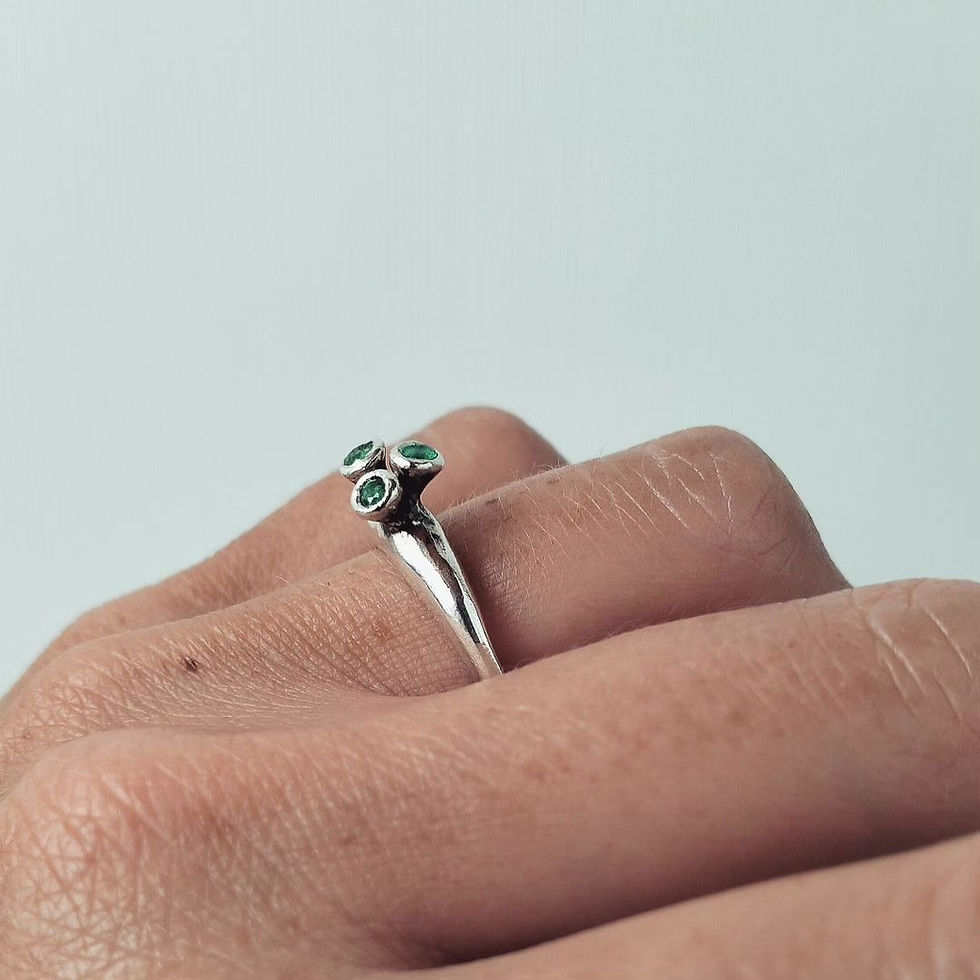 Miniatura: anello artigianale con gemme preziose, chic, smeraldi, specialgif, gioielli preziosi