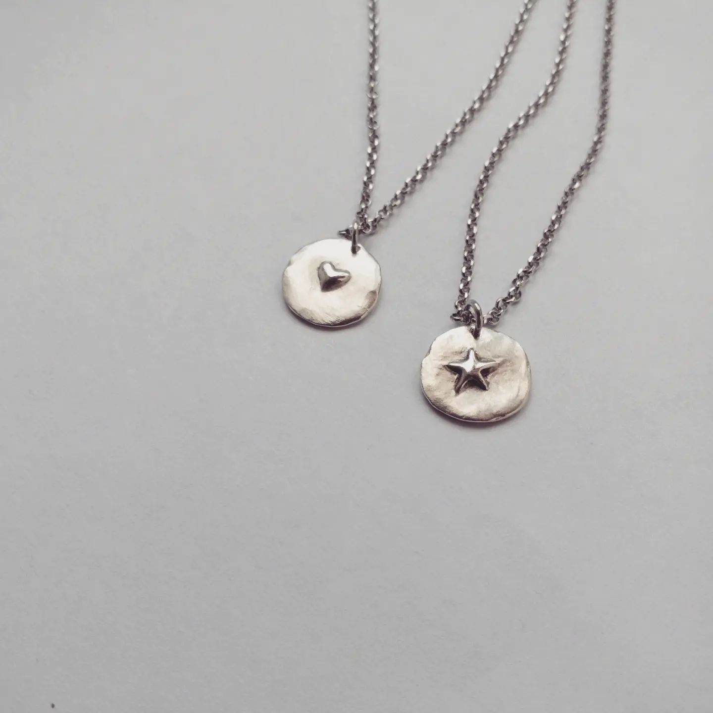 amuleti, collana artigianale, argento, incisioni su argento, gioielli, ciondoli, stella, cuore