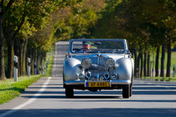 Allee mit Oldtimer, L  ©Johannes Ratermann