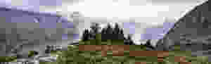 Foto da montanha perto das nuvens