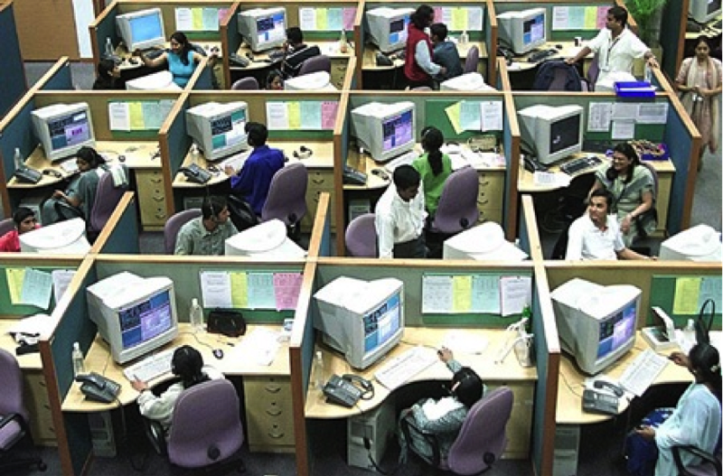 trabalhadores-em-baias-em-um-escritorio-antigo