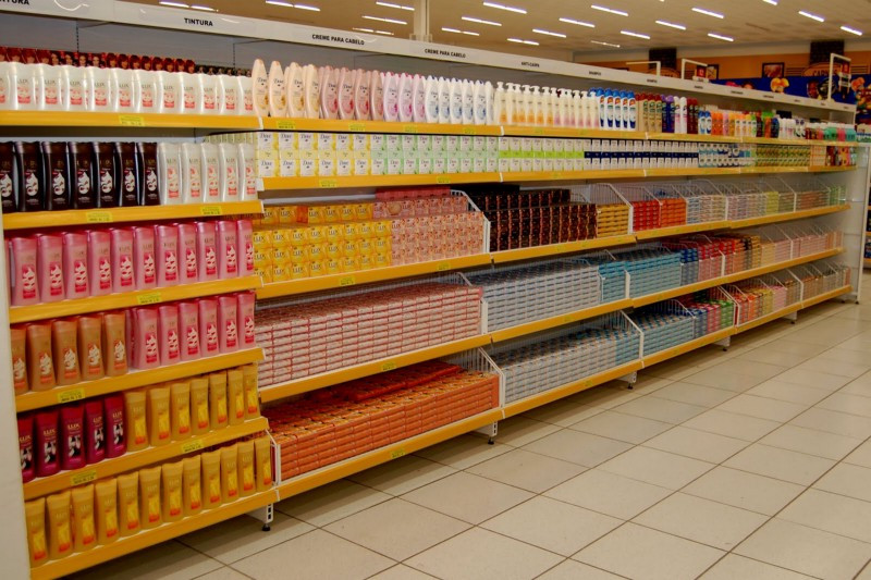 prateleira-de-cosmeticos-no-supermercado-organizada