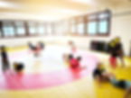 Kinder trainieren spielerisch Bewegung und Selbstbehauptung.