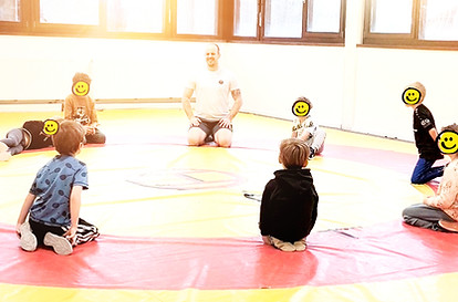 Kindergruppe übt Regeln, Bewegung und Selbstvertrauen auf der Matte.