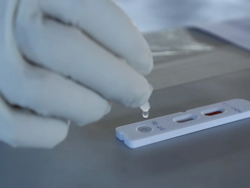 Drogaria deve indenizar por insalubridade empregada que aplicava injeções e fazia testes de Covid.