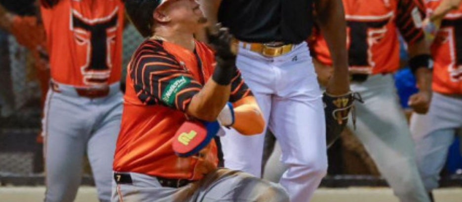 Jugadores de Águilas Cibaeñas y Toros del Este durante el partido anulado por LIDOM tras protesta por violación al reglamento