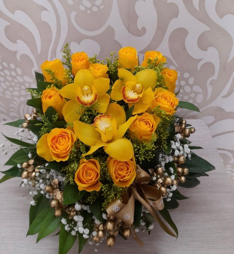 J6- Corazón pequeño rosas y orquídeas