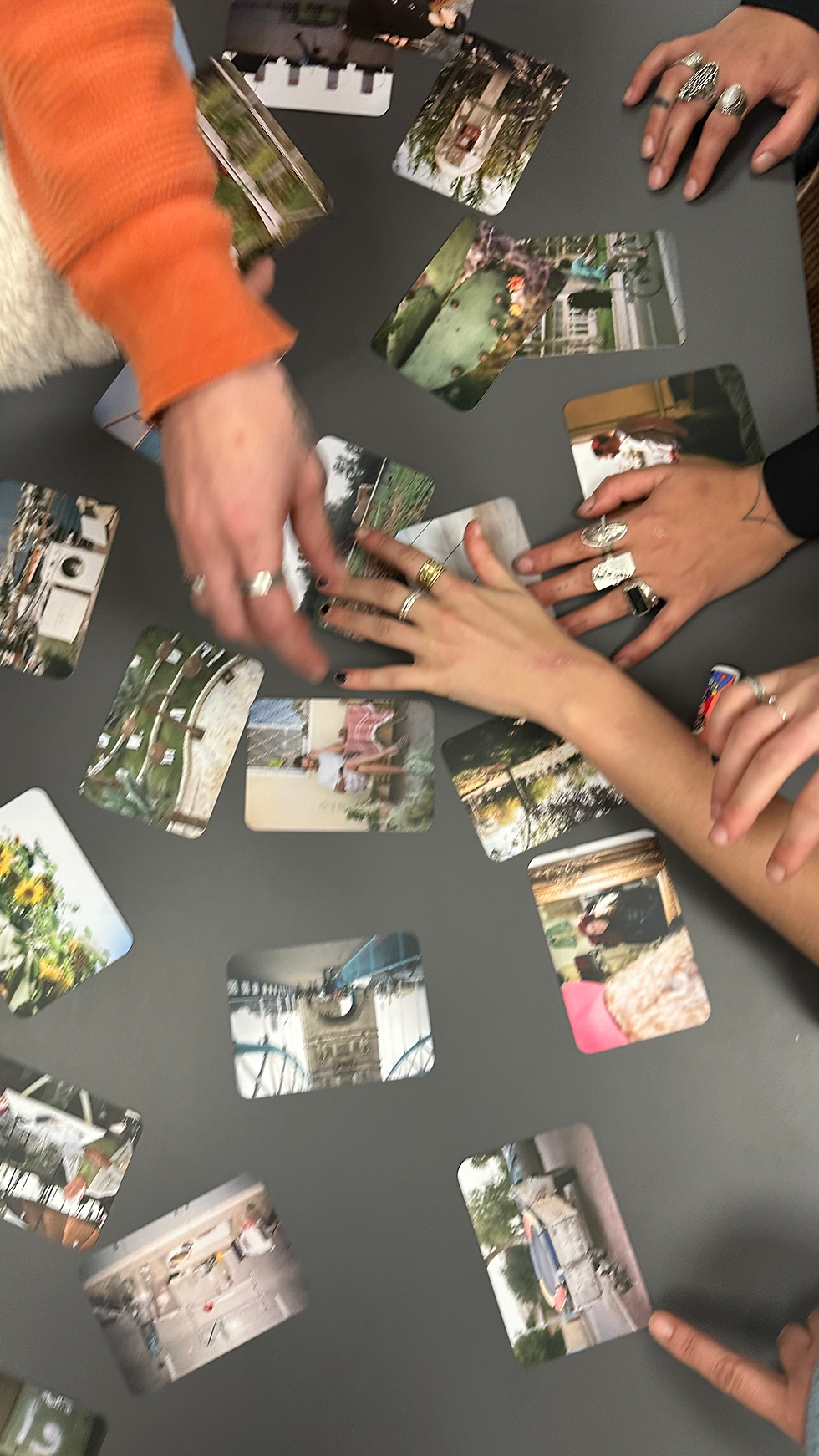 מדריך לשימוש בקלפים השלכתיים ,קלפים מונחים על שולחן וידיים בוחרת מהם