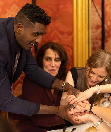 Vadrame Clair, magicien en déambulation parmi les invités d'un mariage