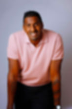 Hypnopraticien Vadrame Clair debout