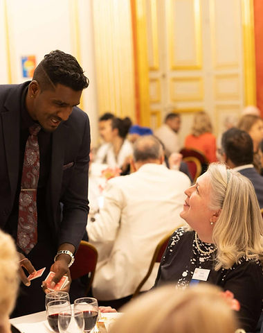 Vadrame Clair, mentaliste, tour de lecture de pensée à table pendant une soirée