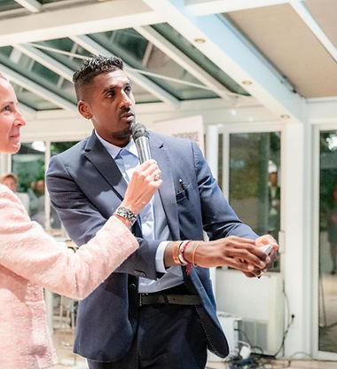 Vadrame Clair, magicien close-up, tour de cartes devant un public