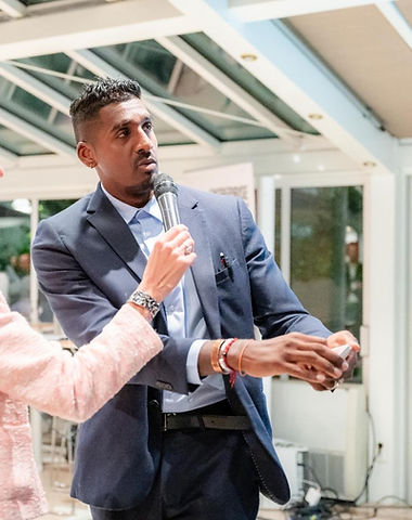 Vadrame Clair, magicien close-up, tour de cartes devant les invités d'une soirée privée