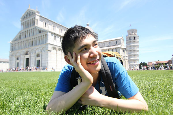 郝先誠在比薩斜塔前的草坪翻滾