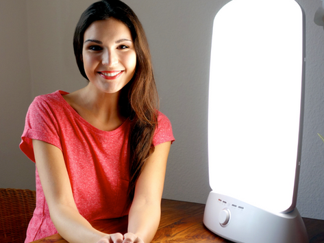 femme devant une lampe de luminothérapie