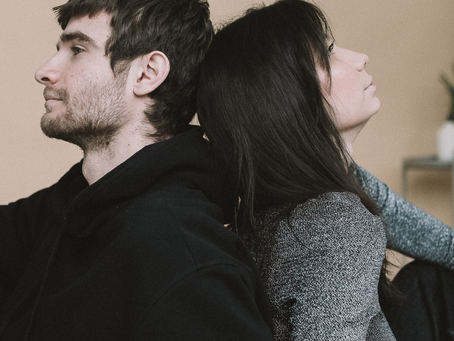 Homme et femme dos à dos