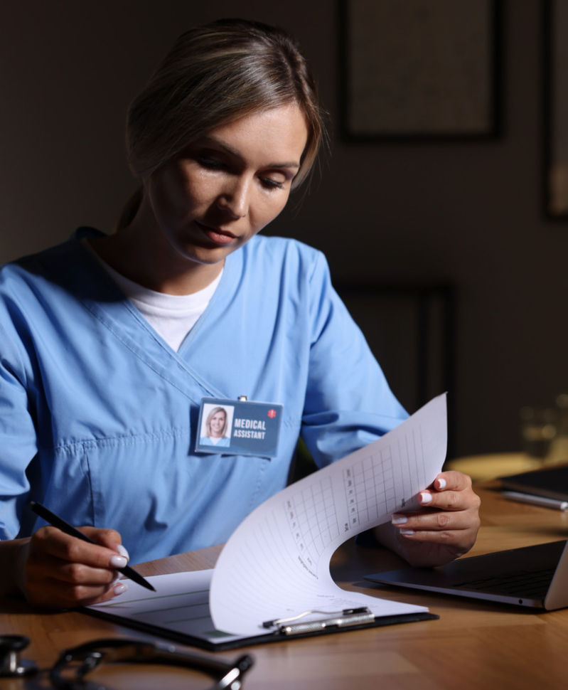 femme qui travaille la nuit