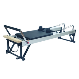 Estructura en acero y aluminio. Acero pintado al horno en color negro, el aluminio es anodizado natural.
Sistema de cuerdas, compuesto por cuerda de alta resistencia, poleas importadas, mordazas para regular su longitud, siendo fácil y preciso para garantizar un rango de movimiento adecuado para todos los usuarios.
Agarres, mixto para usar en manos, pies o muslos, fabricado en material suave y acolchado.
Tapizados en cuerina industrial de alta resistencia, Eva y espuma de alta densidad.
5 resortes con 4 niveles de resistencia, Todos los resortes están galvanizados y tratados térmicamente.
Sistema de anclaje de los resortes, al carro se encuentran atornillados y en el Reformer se cuenta con un soporte de anclaje que ofrece 3 posiciones de ubicación, desplazandose adelante y atrás, brindando así la posibilidad de tener 15 niveles de resistencia.
El carro compuesto por dos partes, una metálica y la otra de madera, completamente tapizado y cómodo, usando llantas de poliuretano, y diseñado para un desplazamiento suave, su cabezal es regulable en altura.
Las hombreras, tapizados cómodos y muy estables para apoyar las manos o los pies, se pueden quitar rápidamente para acomodar accesorios o para crear una superficie plana.
El color estándar de los tapizados es negro, se puede personalizar a gusto del cliente, con costo adicional.
Barra apoya pies tiene 5 posiciones seguras, ofrece una superficie segura para empujar y proporciona una comodidad para menos compresión en pies y manos.
Freno de carro, para ubicar en tres posiciones según regulación requerida del usuario. Elaborado en caucho y acero.
Accesorios, tabla de saltos, tabla de extensión, box, barra redonda de madera. A este modelo se pueden adaptar otros accesorios adicionales.
Medidas, largo 2,30 mt x ancho 0,60 mt x alto 0,50 mt.