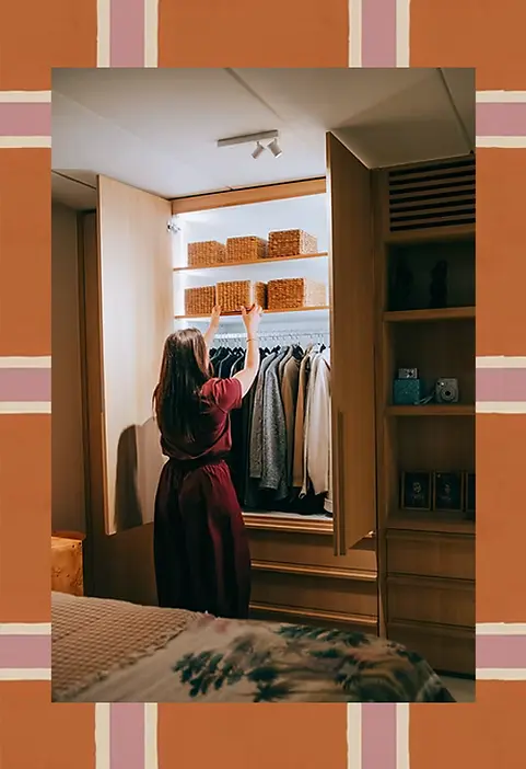 Dressing optimisé : vêtements pliés et rangés par couleur pour un gain de temps. Aide au déménagement et aménagement.