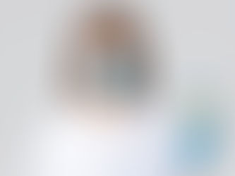 Imagen ilustrativa de muestra de orina en laboratorio clínico con tubo de ensayo y etiqueta, representando el análisis de urobilinógeno en Centrolab Medellín.