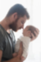 laboratorio de pruebas de paternidad - padre cargando a su bebé