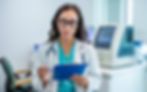 mujer consultando resultados de laboratorio en una clínica moderna
