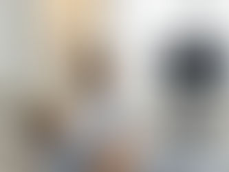 Médico realizando una ecografía para evaluar el perfil biofísico fetal, mostrando en la pantalla la imagen del feto dentro del útero