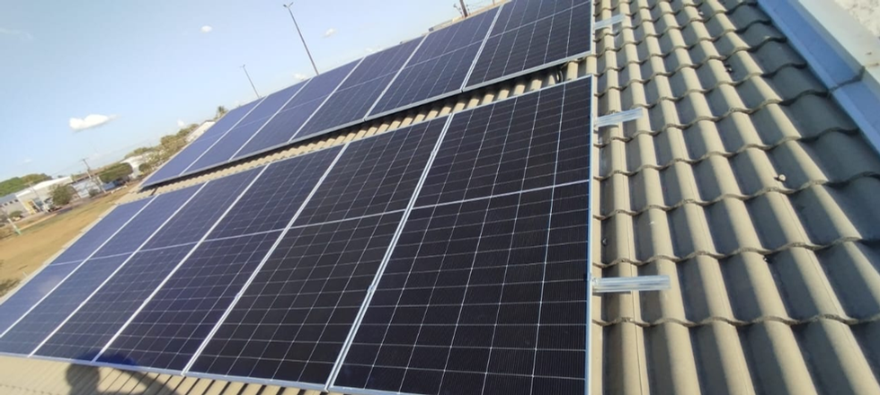 Painéis solares instalados sobre telhado de cerâmica