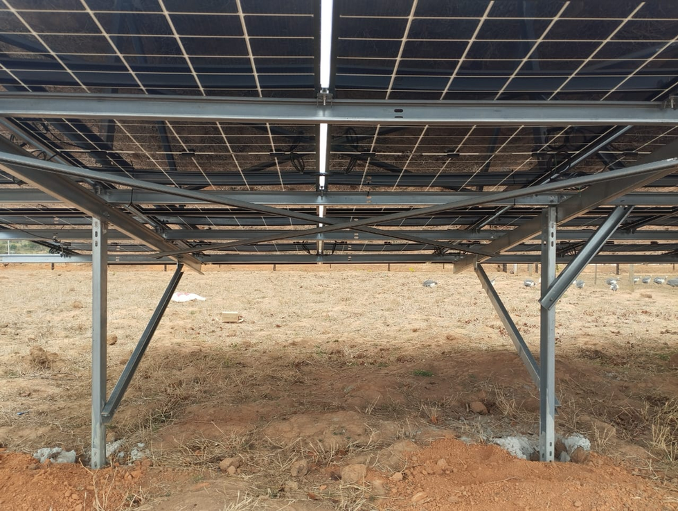 Estrutura metálica de solo sustentando painéis solares em propriedade rural