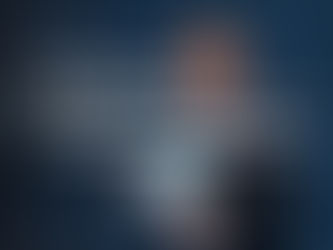 organizador de eventos segurnado um tablet em uma feira de exposições