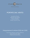 Portate dal vento è il titolo di questa importante rassegna, che vede esposte le opere delle celebri artiste
Veronica Fonzo, Isabella Nurigiani, Flavia Robalo e Paola Tazzini Cha.
La scelta di questo titolo non è affatto casuale: esso allude ad un pensiero della “leggerezza”, all’esperienza del distacco dalla realtà, finanche alla “sottrazione”. Le opere esposte, pur nella loro rispettiva specificità, testimoniano il concretizzarsi di un pensiero “discreto”, che poi è una pratica della discrezione e dunque un chiaro invito al discernimento. Si tratta a questo livello di una poiesis, di un “fare”, quello delle artiste, tutte donne – aspetto per niente marginale – che non si impone autoritariamente sulla realtà per trasformarla, ma per accompagnarla nel suo cammino “lento e discreto”, a tratti silenzioso ed insapore, ma per questo molto eloquente. Tutte le opere accompagnano il flusso mobile del reale per raccoglierlo nella forma, che resta però soltanto una “traccia” esposta all’azione del vento, quale metafora preziosa di una realtà certo dinamica, ma sempre in consonanza con la natura, non solo ed esclusivamente umana.
È entro tale cornice che la figura umana non può più dominare incontrastata la rappresentazione
estetica, non potendo altro che farsi carico della propria residualità discreta, a tratti “apollinea”. Lo stesso vale per l’elemento naturale, che resta sempre custodito all’interno della sua spontaneità discreta. Tutte queste opere sono nate a Occidente ma per guardare a Oriente: sono animate dallo spirito apollineo. Non può essere trascurato altresì un altro aspetto importante, di natura precipuamente “morale”: da queste opere emerge un invito all’atarassia, intesa come indifferenza verso le cose non naturali e non necessarie. L’atarassia dei profili umani scolpiti testimonia la presenza viva di un pensiero della “leggerezza”, appunto quella stessa leggerezza che consente alle artiste ed alle loro opere di essere portate dal vento naturale nel mondo umano, troppo umano. Ogni opera porta qualcosa nel mondo, provenendo come da un “altrove”: un fiore di campo, un albero i cui rami crescono a spirali di ferro, un bambino sconosciuto che pare interrogarsi sul senso della presenza. Tutto è collegato da un comune legame, quello del gioco di presenza/assenza dei contenuti, dinamica destinata comunque a lasciar tracce di sé, come accade con le orme di un passeggiatore solitario dialogante con se stesso. Per concludere con le parole del Rousseau delle Rêveries du promeneur solitaire, attraverso queste opere, si accede ad “uno stato di semplicità e
permanenza che non ha di per sé nulla di vivace, ma dove è la durata ad accrescerne la grazia, fino a trovare in esso la felicità suprema”.
RICCARDO RONI