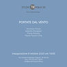 Portate dal vento è il titolo di questa importante rassegna, che vede esposte le opere delle celebri artiste
Veronica Fonzo, Isabella Nurigiani, Flavia Robalo e Paola Tazzini Cha.
La scelta di questo titolo non è affatto casuale: esso allude ad un pensiero della “leggerezza”, all’esperienza del distacco dalla realtà, finanche alla “sottrazione”. Le opere esposte, pur nella loro rispettiva specificità, testimoniano il concretizzarsi di un pensiero “discreto”, che poi è una pratica della discrezione e dunque un chiaro invito al discernimento. Si tratta a questo livello di una poiesis, di un “fare”, quello delle artiste, tutte donne – aspetto per niente marginale – che non si impone autoritariamente sulla realtà per trasformarla, ma per accompagnarla nel suo cammino “lento e discreto”, a tratti silenzioso ed insapore, ma per questo molto eloquente. Tutte le opere accompagnano il flusso mobile del reale per raccoglierlo nella forma, che resta però soltanto una “traccia” esposta all’azione del vento, quale metafora preziosa di una realtà certo dinamica, ma sempre in consonanza con la natura, non solo ed esclusivamente umana.
È entro tale cornice che la figura umana non può più dominare incontrastata la rappresentazione
estetica, non potendo altro che farsi carico della propria residualità discreta, a tratti “apollinea”. Lo stesso vale per l’elemento naturale, che resta sempre custodito all’interno della sua spontaneità discreta. Tutte queste opere sono nate a Occidente ma per guardare a Oriente: sono animate dallo spirito apollineo. Non può essere trascurato altresì un altro aspetto importante, di natura precipuamente “morale”: da queste opere emerge un invito all’atarassia, intesa come indifferenza verso le cose non naturali e non necessarie. L’atarassia dei profili umani scolpiti testimonia la presenza viva di un pensiero della “leggerezza”, appunto quella stessa leggerezza che consente alle artiste ed alle loro opere di essere portate dal vento naturale nel mondo umano, troppo umano. Ogni opera porta qualcosa nel mondo, provenendo come da un “altrove”: un fiore di campo, un albero i cui rami crescono a spirali di ferro, un bambino sconosciuto che pare interrogarsi sul senso della presenza. Tutto è collegato da un comune legame, quello del gioco di presenza/assenza dei contenuti, dinamica destinata comunque a lasciar tracce di sé, come accade con le orme di un passeggiatore solitario dialogante con se stesso. Per concludere con le parole del Rousseau delle Rêveries du promeneur solitaire, attraverso queste opere, si accede ad “uno stato di semplicità e
permanenza che non ha di per sé nulla di vivace, ma dove è la durata ad accrescerne la grazia, fino a trovare in esso la felicità suprema”.
RICCARDO RONI