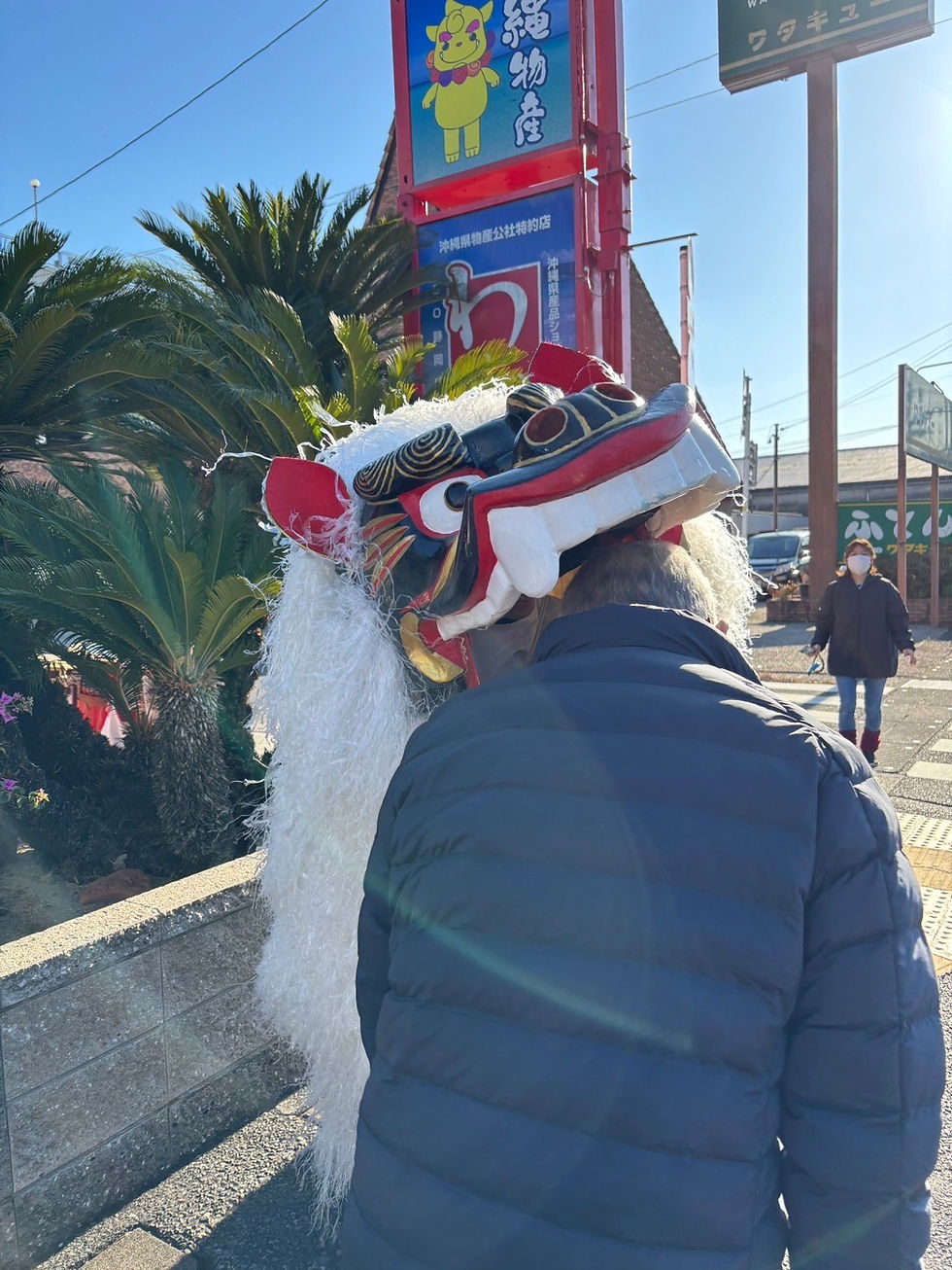 近所の沖縄のお店で、今年も獅子舞がありました　休憩中に見学して、ご利益もいただきましたよ
