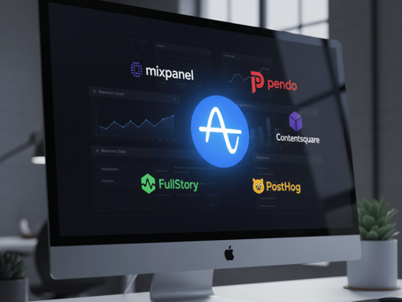 Realistisch breedbeeldscherm met in het midden het gloeiende Amplitude-logo, omringd door kleinere, licht vervaagde logo’s van concurrenten, met subtiele reflecties en diepte-effecten.