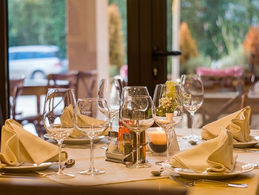 How to Maintain an Alkaline Diet While Dining Out or Traveling