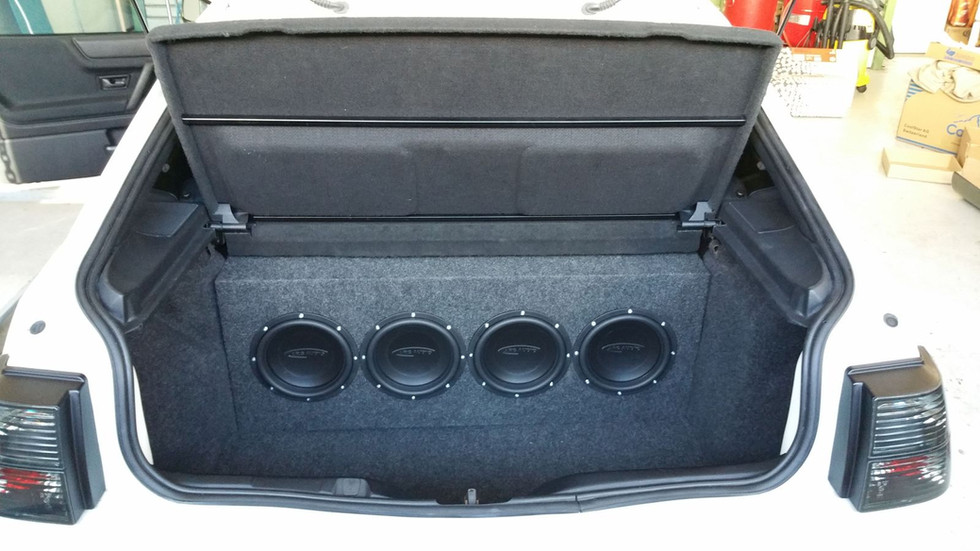 Für den satten Bass wurde ein spezielles Kofferraumgehäuse gebaut, das sich nahtlos in den Innenraum einfügt.