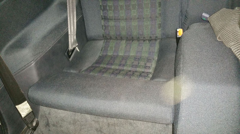 Der Verstärker fand seinen Platz in der Mulde unter dem Rücksitz, was eine platzsparende und unauffällige Lösung darstellte. 