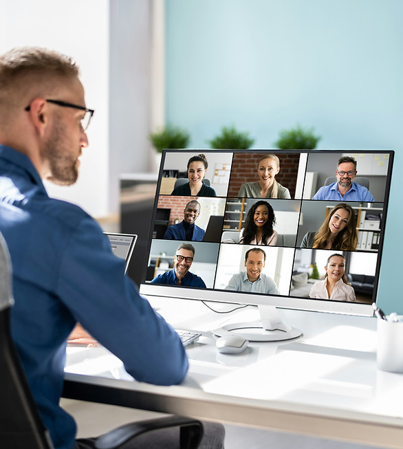 Mann nimmt an Online-Meeting im Homeoffice teil – Videokonferenz mit Teamkollegen über modernen Bildschirm