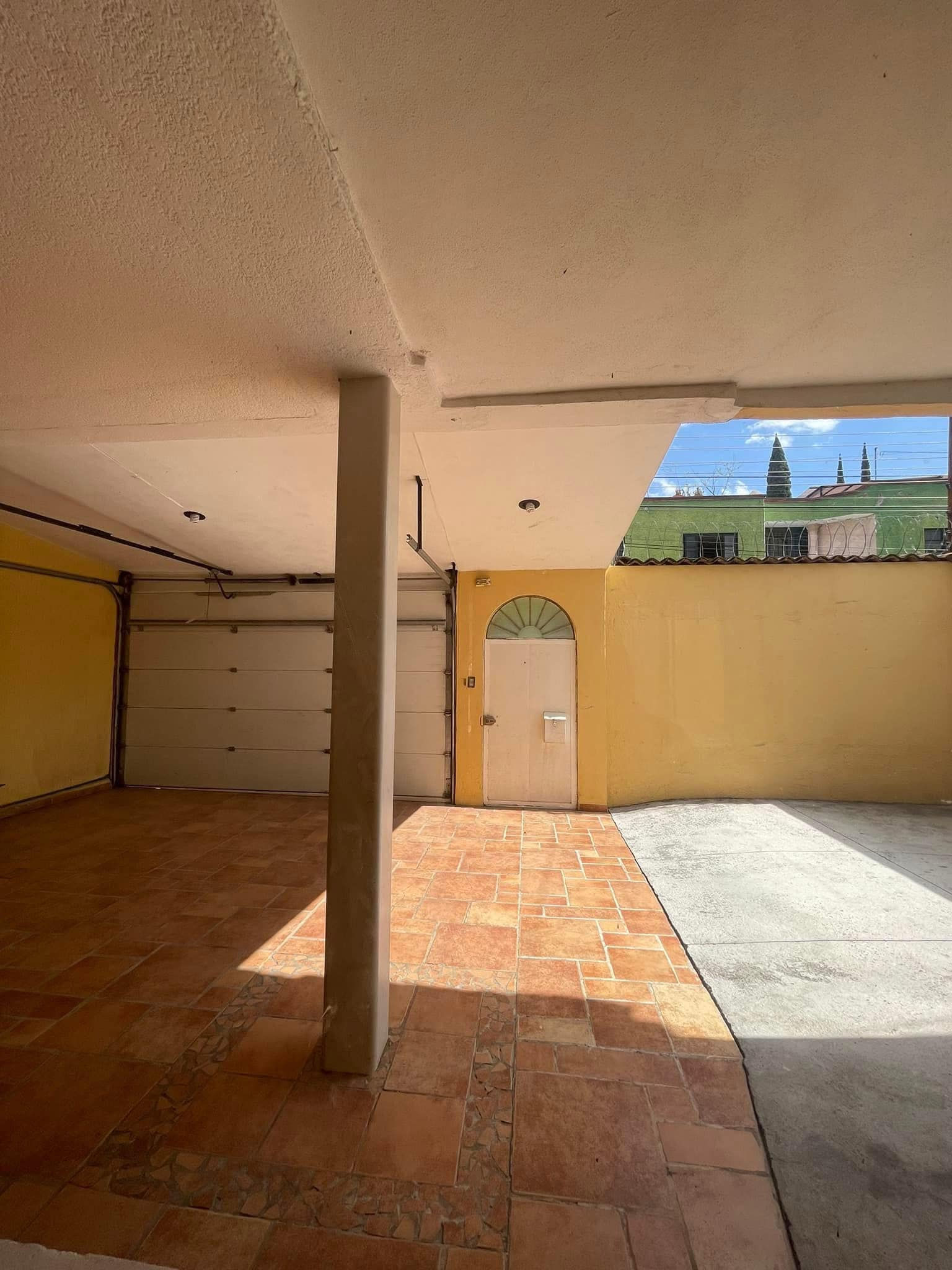 Entrada garaje y patio, casa en venta