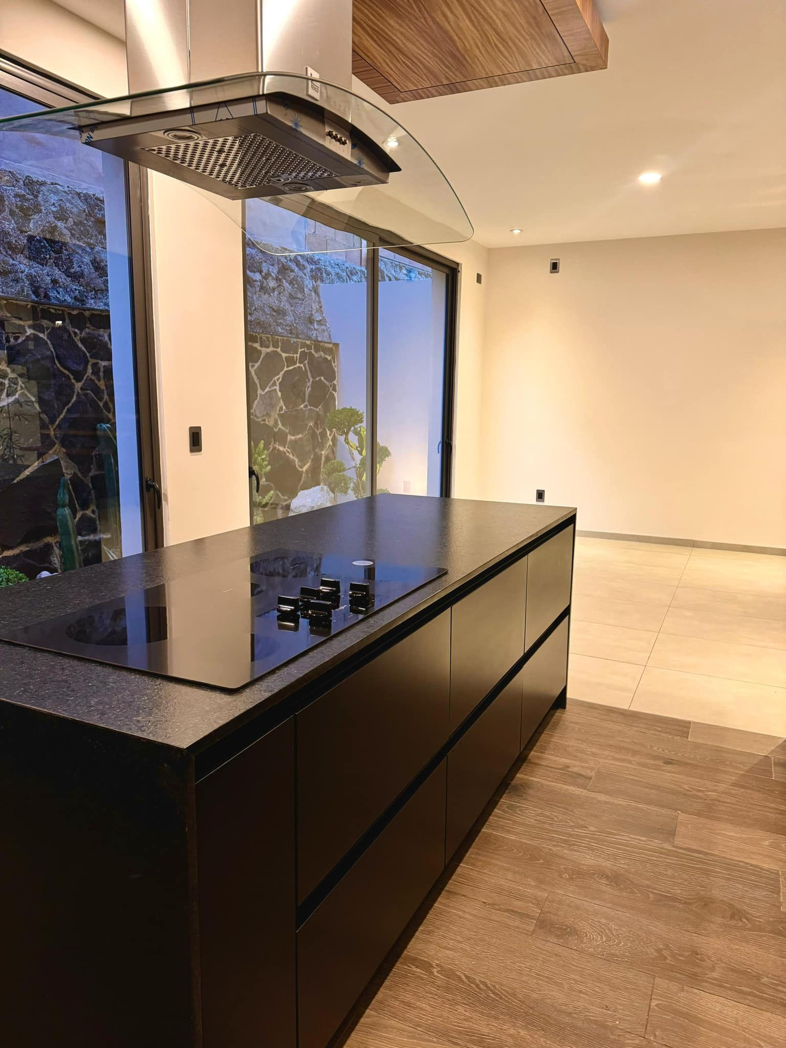 Cocina equipada con barra de granito – Casa Mendoza Morelia